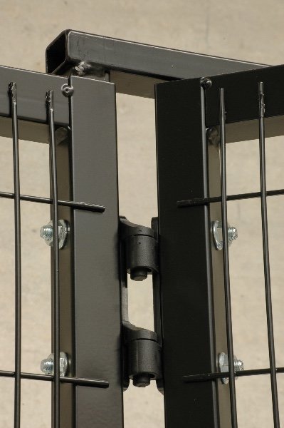 Stabile Stahlguss Scharniere an Schutzeinhausung