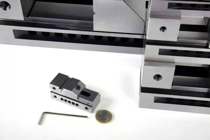small Pull-Down Vice Clamp-D26 size comparison