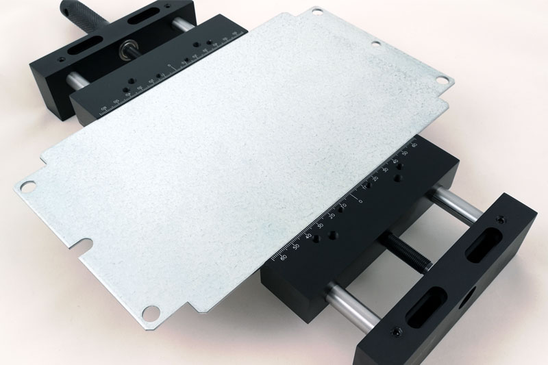 Steel sheet clamped in centring vice 3414